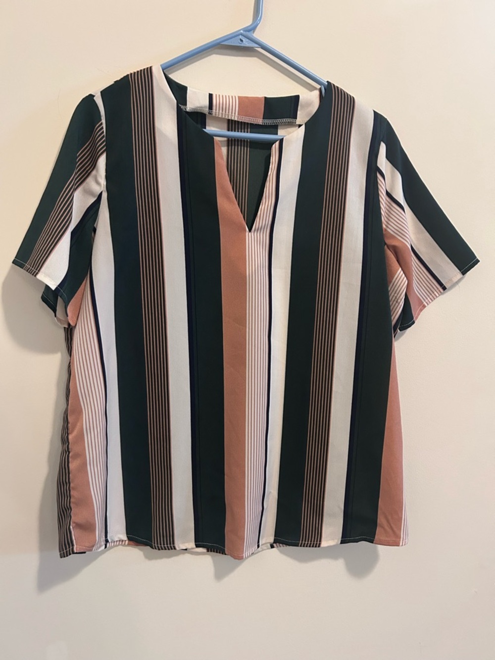 SHEIN Vertical Striped Short Sleeve Flowy Top in Dark Green, White &‎ Blush